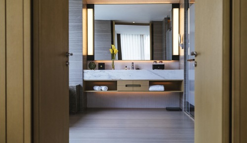 Deluxe Suite, 1 King Bed, Club Lounge Access