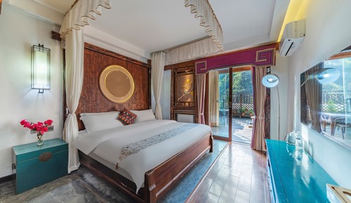 Signature Room, 1 King Bed, Courtyard View