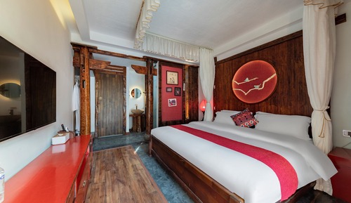 Signature Room, 1 King Bed, Balcony, Mountain View