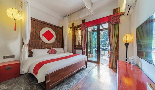 Signature Room, 1 King Bed, Resort View, Poolside