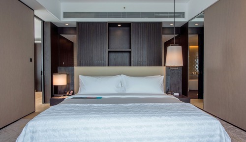 Club Suite, 1 King Bed, Smoking, City View