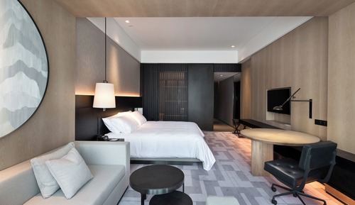 Club Room, 1 King Bed, Smoking, City View