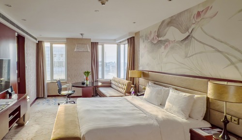 1 King Standard High Floor