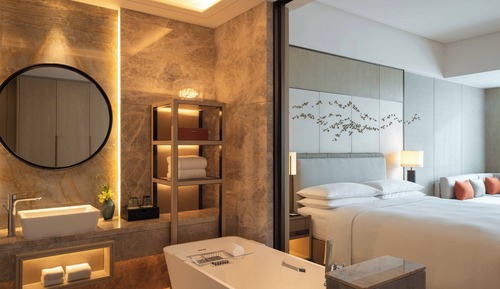 Deluxe Room, 1 King Bed, Garden View