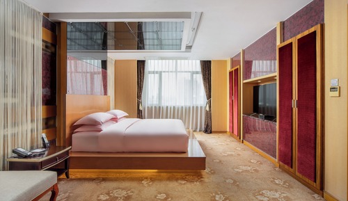 Honeymoon Suite, City View