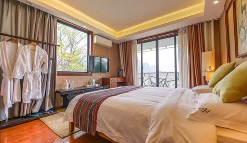 Double Room + 60 min Body massage-Stay 2 nights and above can free pick up Guilin train station