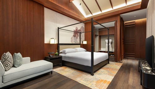 Suite, 1 King Bed, Courtyard Area (Hot Spring Garden)