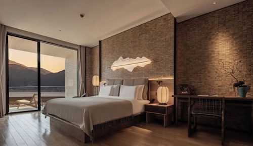 Luxury Room, 1 King Bed, Balcony, Mountain View