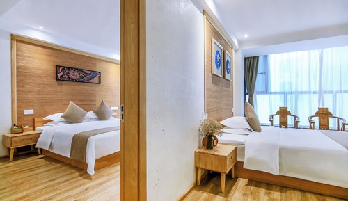 Deluxe One-Bedroom Family Suite with Bathtub