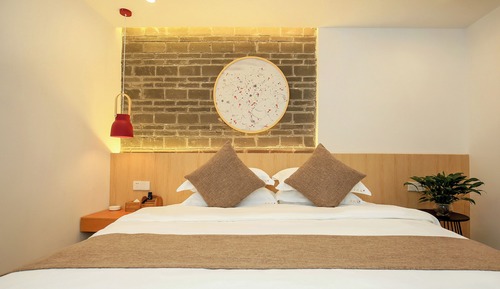 Junior One-Bedroom Suite with one 1 King Bed