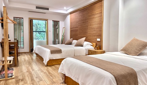 Deluxe Family Room with Bathtub