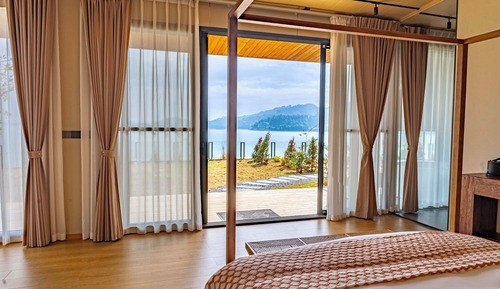 Superior Chalet, Lake View