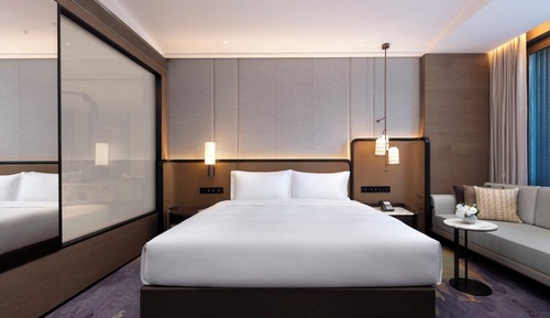 1 King Standard Lounge Access