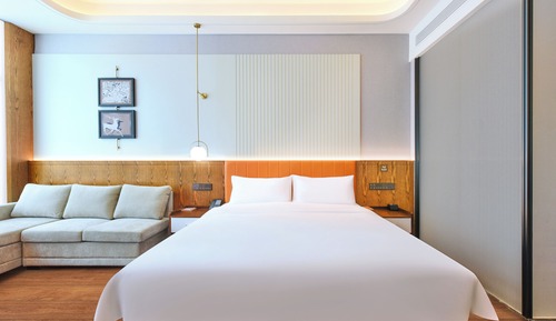 Standard Room, 1 King Bed