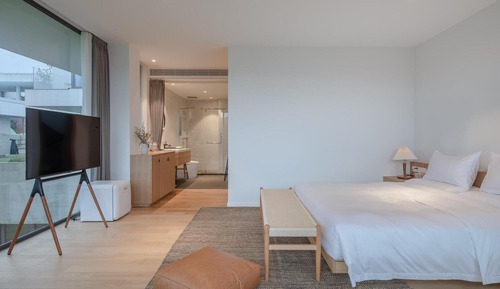 Romantic Room, Hill View