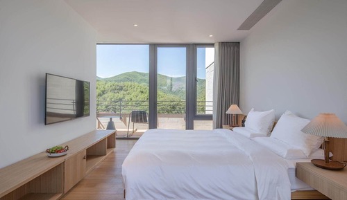 Business Suite, Hill View