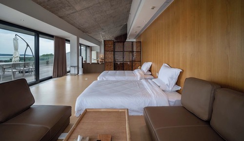 Luxury Suite, Patio, Lake View