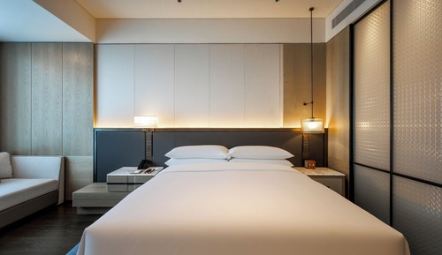 Deluxe Room, 1 King Bed, City View