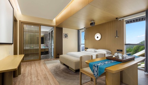 Family Room, 1 Queen Bed, Smoking (Deluxe)