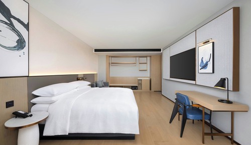 Room, 1 King Bed, Mountain View