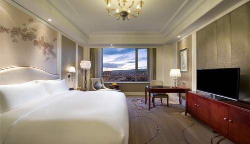 Junior Suite, 1 King Bed, Club Lounge Access, Corner