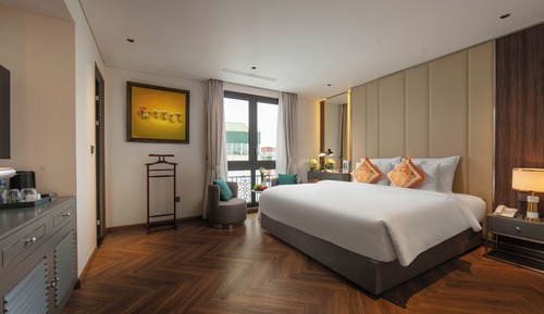 Premier Twin city view room with bathtub