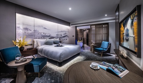 Deluxe 270° Canton Tower River View Suite