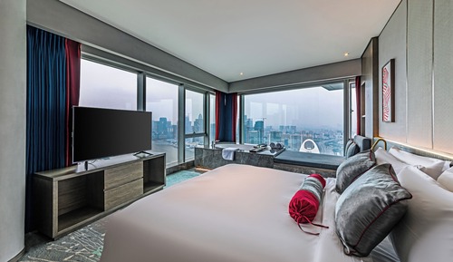 Elegant 270° Canton Tower River View Suite