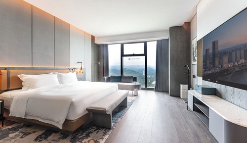 Panoramic Studio Suite, 1 King Bed, River View