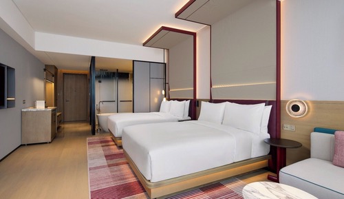TWO QUEEN GUEST ROOM THEME PARK VIEW