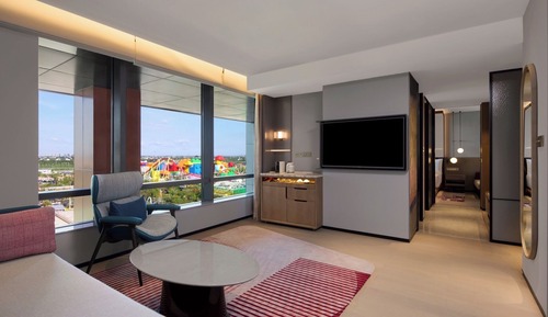 KING SUITE WITH SOFABED
