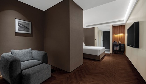 Deluxe Double Room, 1 King Bed, Private Bathroom, City View