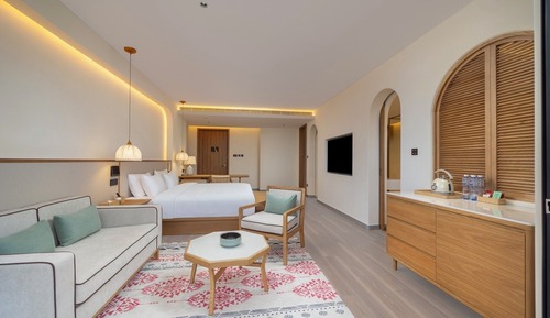Luxury Studio Suite, 1 King Bed, Hot Tub, City View