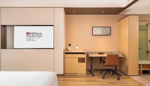Basic Room, 1 King Bed