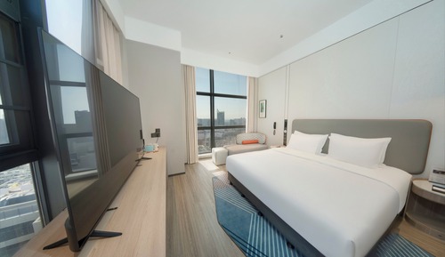 1 King Standard Extra Floor Space Lake View