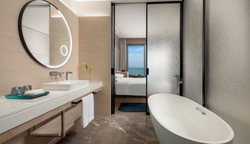 Premium Room, 1 King Bed, Balcony, Oceanfront (High Floor)