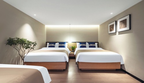 Chinese Classic Quadruple Family Room with One King Bed and Two Single Beds