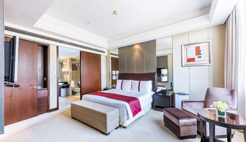  Luxurious Lake View Suite 