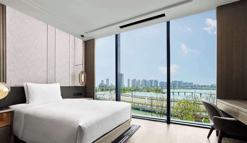 Premium Suite, 1 King Bed, Balcony (Lake)