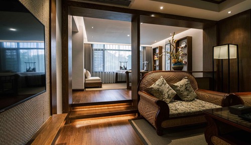 Artistic Mountain View Suite with Bathtub & Balcony
