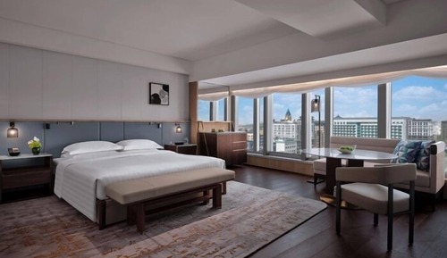 1 King Bed, Club Access, Deluxe