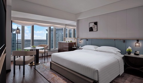 1 King Bed, Club Access