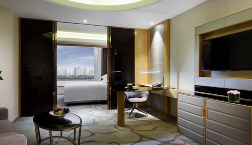 Deluxe Suite, 1 King Bed, Club Lounge Access, River View