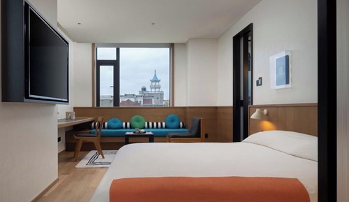 Studio, 1 King Bed (Street)