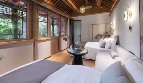 Private Courtyard 4-Guest Room with Mini Fish Pond