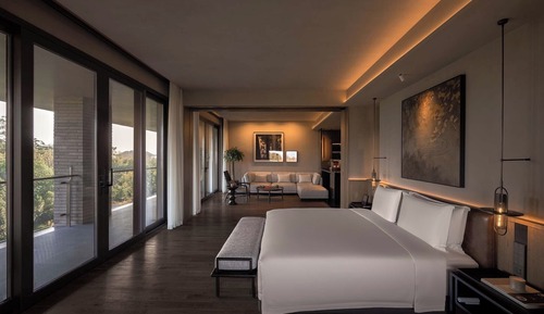 Executive Suite, Balcony, Hill View