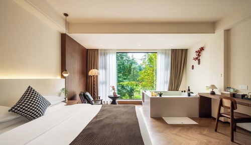 Signature Suite, Hill View
