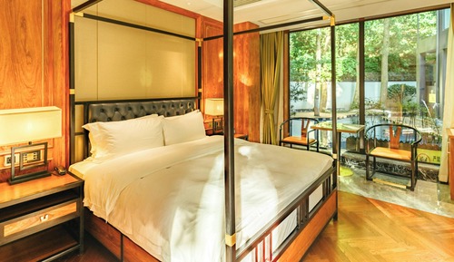 Premier Suite, Courtyard View