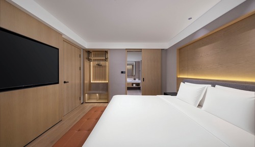 1 King Standard High Floor
