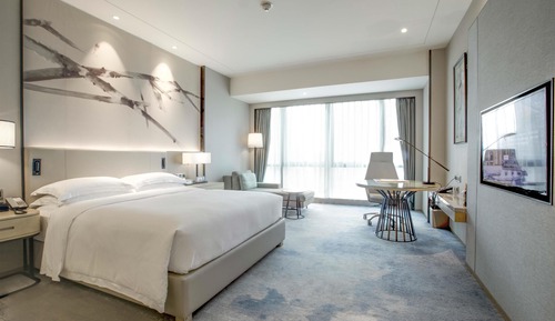 Basic Room, 1 King Bed, Pool View